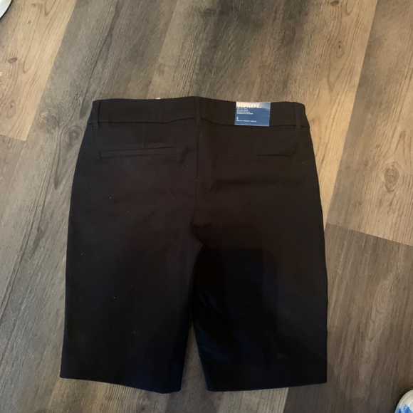 Old Navy black Bermuda shorts. NWT .‎ Retail 30 - Picture 3 of 5